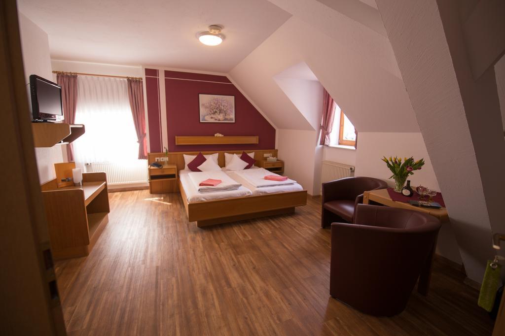 Hotel Garni Zum Hirschen Iphofen Esterno foto